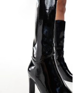 Pose heeled knee boots in black patent