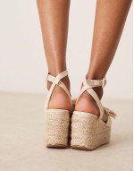 Tabitha bow detail wedges in natural fabrication