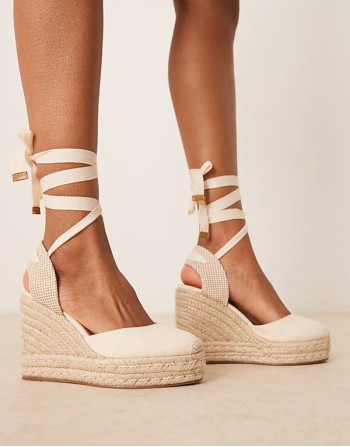 ‌Stylish Tyra closed toe wedges in natural linen